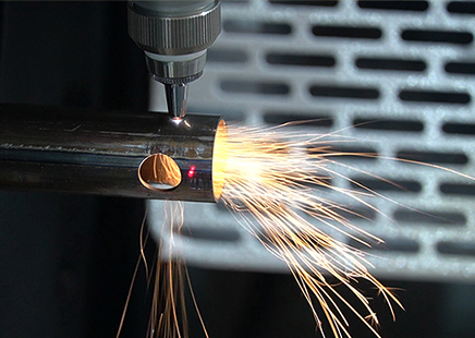 三卡盤激光切管機可實現(xiàn)0尾料，它還有哪些特點呢？